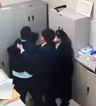 踹飛椅子，勾頭拖拽，掌擊胸部，上?！瓣惱^志”暴打女同事驚人