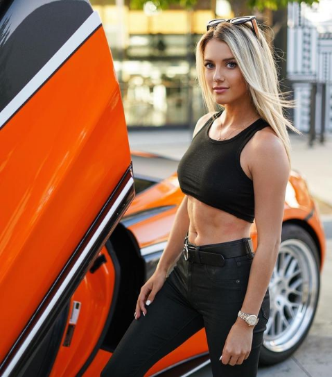 賽車遇美人，23歲美女賽車手，車技一流，火辣身材更是一流水平