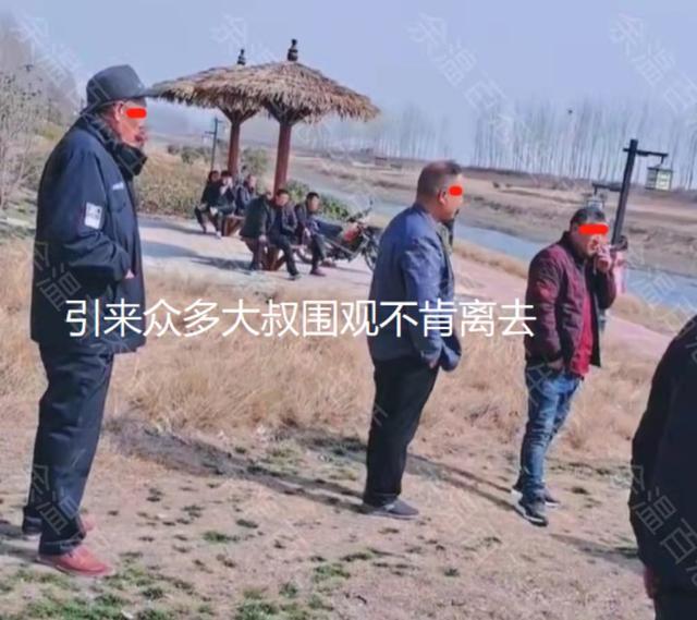 女子在河邊直播跳舞，搖臀擺胯搔首弄姿，眾大叔在旁圍觀不肯離去