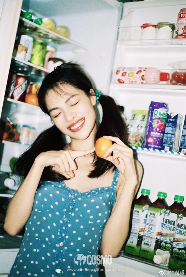 穿細(xì)吊帶的女孩，迷人都不著痕跡