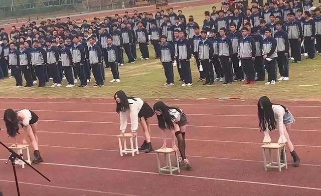 高校運動會上，女生黑絲短裙熱舞惹爭議，大一新生直言不好意思看
