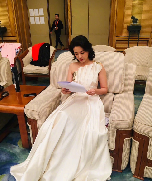 央視美女主持劉芳菲素顏曝光，皮膚白嫩緊致，46歲仍單身感情成謎