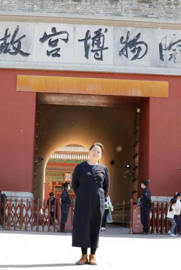 對(duì)話北京寫字樓“清潔工畫家”：拿拖把是為生計(jì)，拿畫筆才是自己