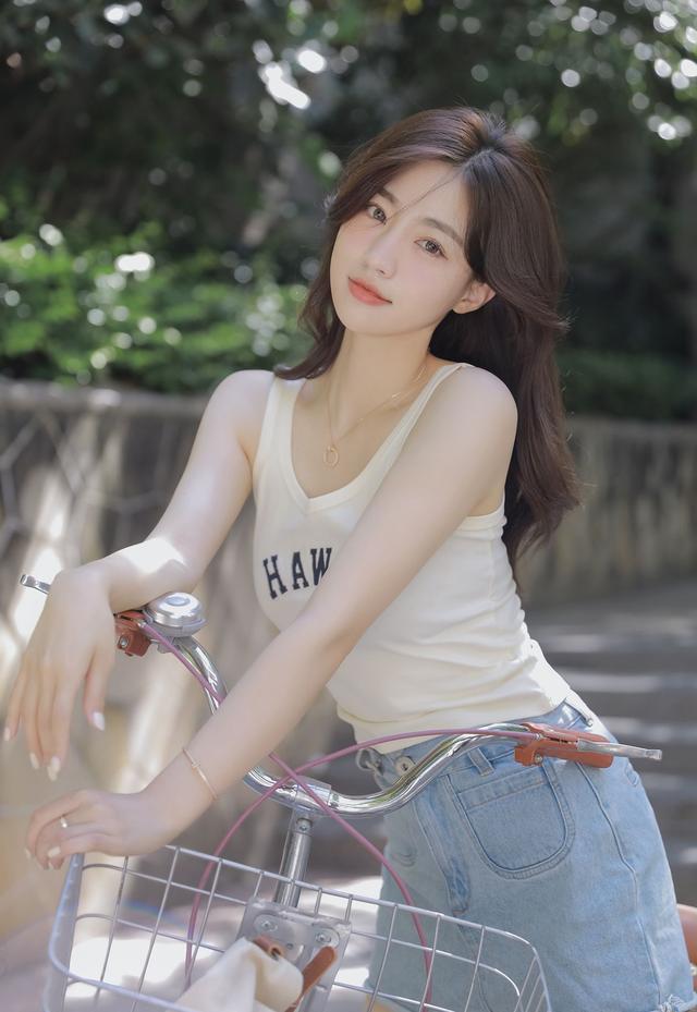 網(wǎng)紅美女牛仔超短褲性感大長腿寫真
