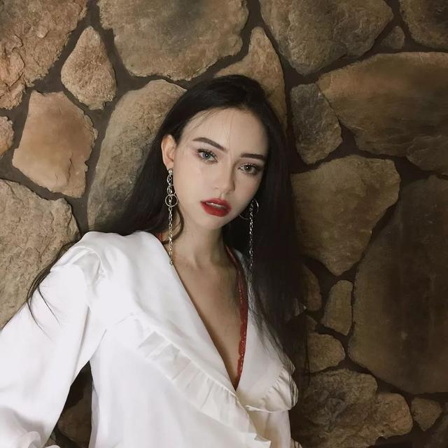 00后雙胞胎姐妹身材太惹火，收割千萬直男！網(wǎng)友：真心扛不住...