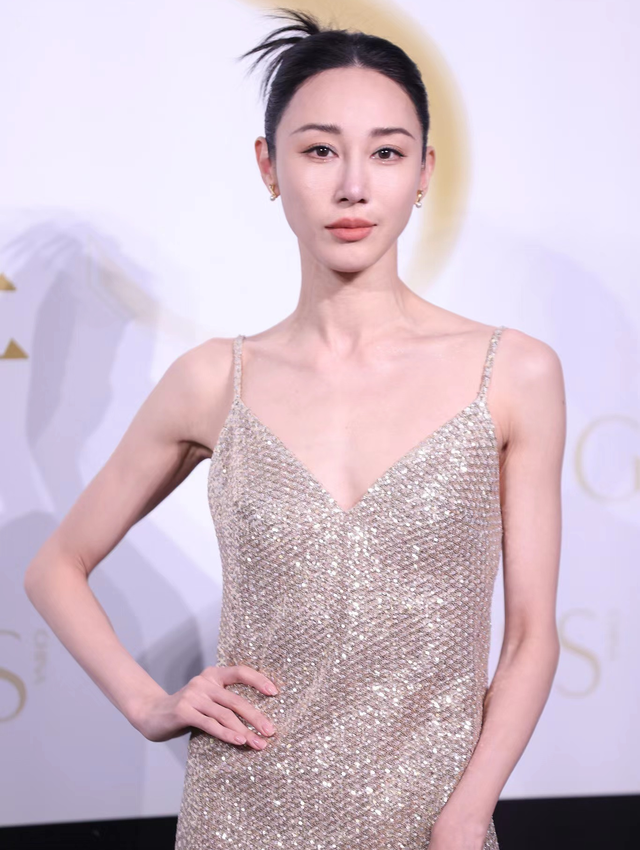 這一天，海清秀美腿，娜扎酥胸半露，卻被另一位新疆美女搶了風(fēng)頭