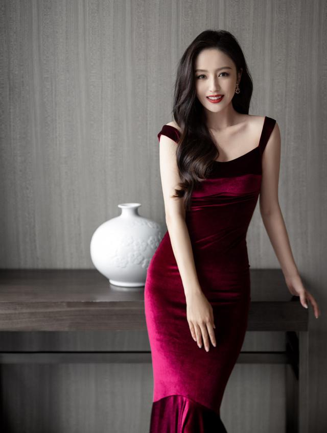 這一天，海清秀美腿，娜扎酥胸半露，卻被另一位新疆美女搶了風(fēng)頭