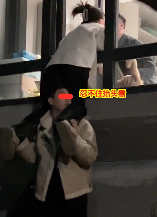 女生和男友約會(huì)忘情接吻，備胎下面托太久站不穩(wěn)被嫌棄：你穩(wěn)當(dāng)點(diǎn)