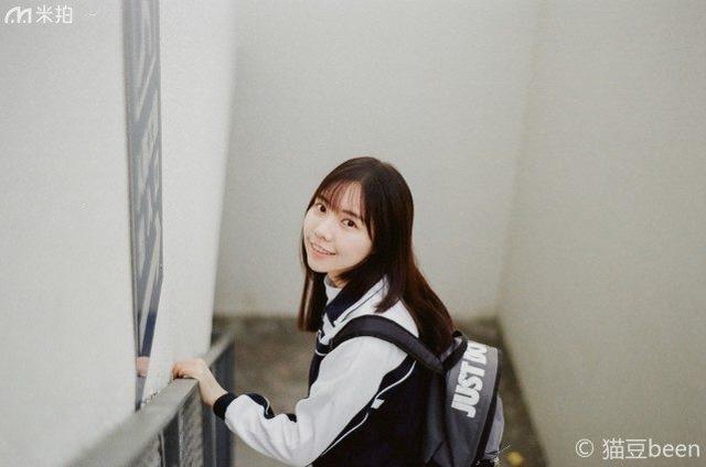 離開校園之前，她穿校服拍了一組難忘的青春寫真