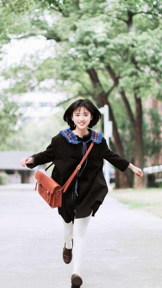 倪妮難得性感一次，鏤空裙只遮“三角區(qū)”，背面照讓人臉紅心跳