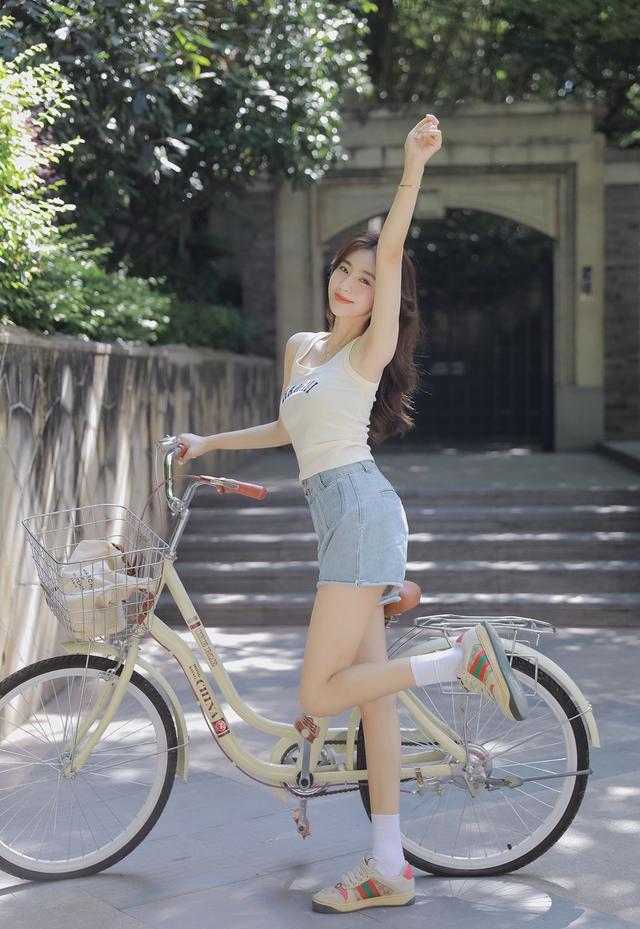 網(wǎng)紅美女牛仔超短褲性感大長腿寫真