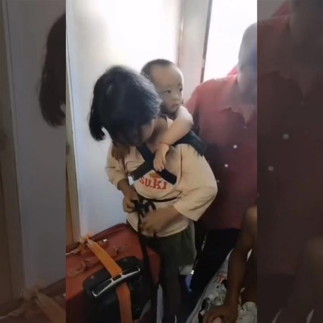 “微笑姐姐”火了，女孩獨(dú)自背弟弟坐火車，全程站票，網(wǎng)友：戳心