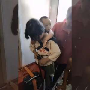 火車上的女孩(“微笑姐姐”火了，女孩獨(dú)自背弟弟坐火車，全程站票，網(wǎng)友：戳心)