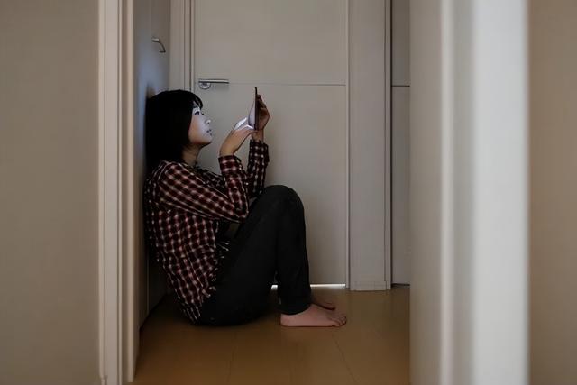 河南一女子在出租屋內“躺平”8年：拒絕一切社交，每月只花500元