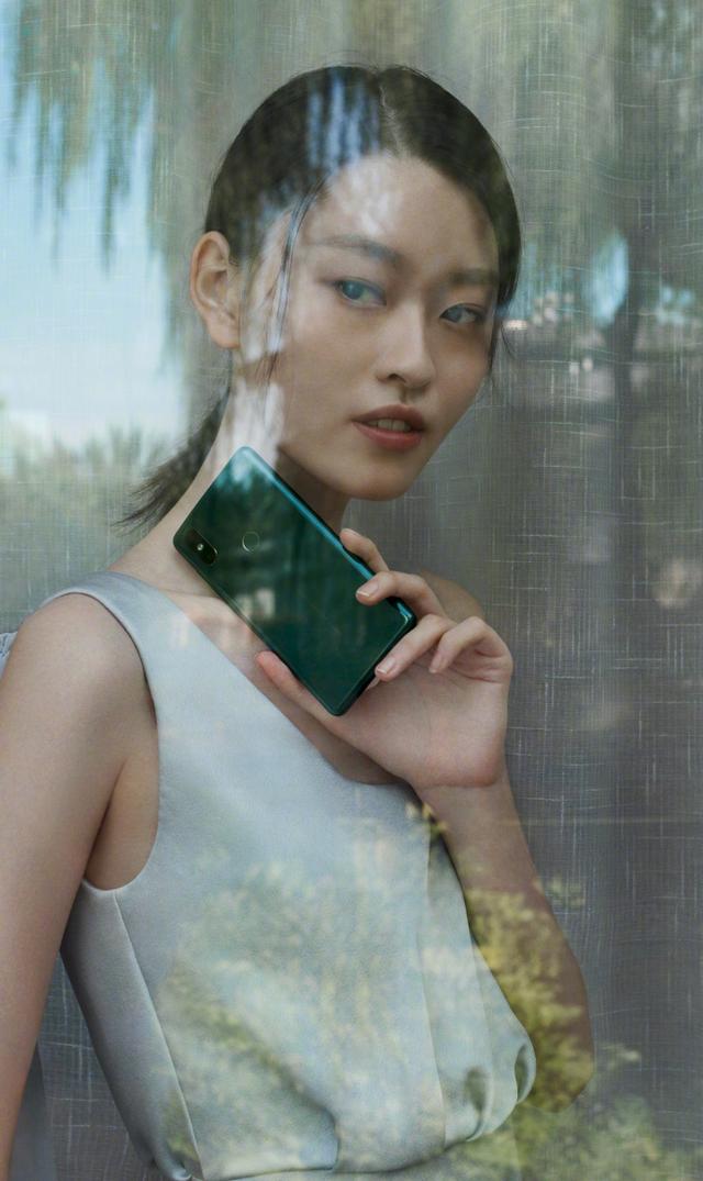小米MIX 2S翡翠色圖賞，附美女穿搭指南