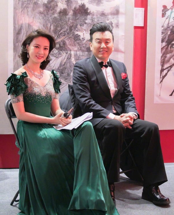 央視美女主持劉芳菲素顏曝光，皮膚白嫩緊致，46歲仍單身感情成謎