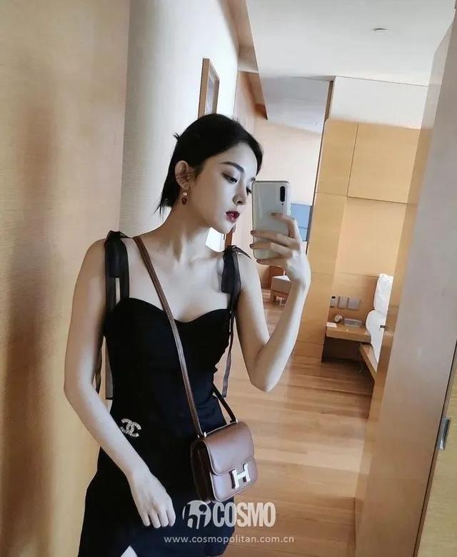 穿細(xì)吊帶的女孩，迷人都不著痕跡