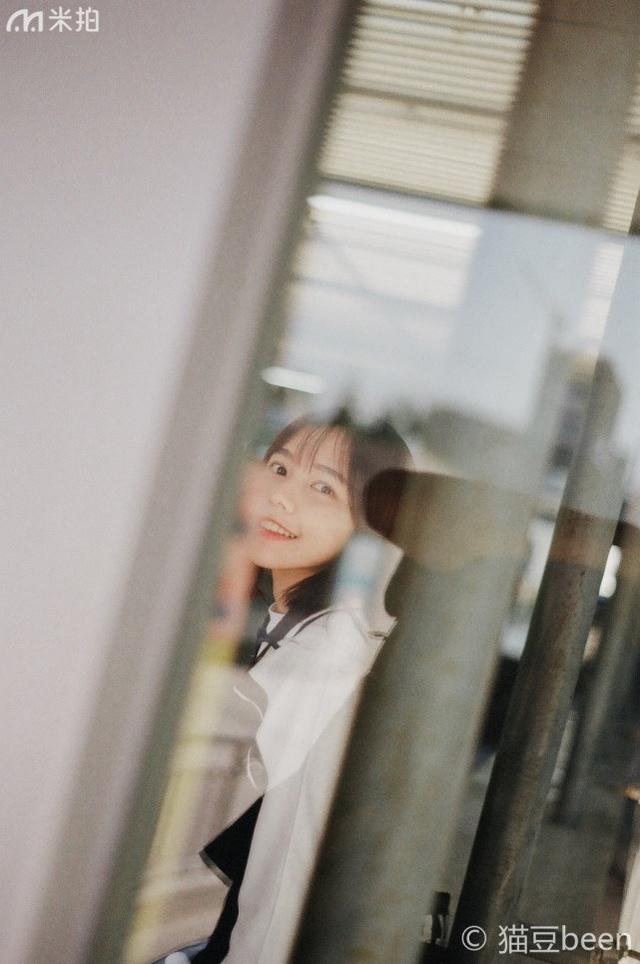 離開校園之前，她穿校服拍了一組難忘的青春寫真