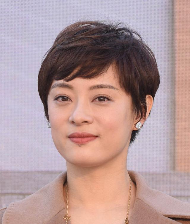 頭大臉大的女人別再踩雷了，建議留這些發(fā)型，有氣質(zhì)還顯臉小