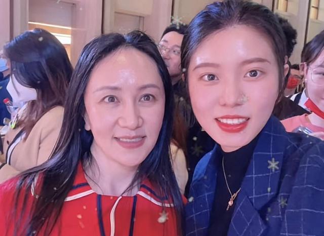 孟晚舟與美女網(wǎng)紅合影，臉型大變瘦成錐子臉，五官精致氣質(zhì)優(yōu)雅