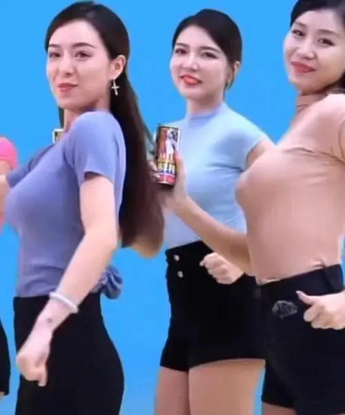 請(qǐng)四個(gè)大胸美女模特直播，椰樹(shù)牌椰汁上熱搜，樂(lè)壞男網(wǎng)友：挺好
