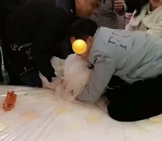江蘇大瓜！豐縣某新娘被多位伴郎強(qiáng)吻打屁股，親友解釋：風(fēng)俗而已
