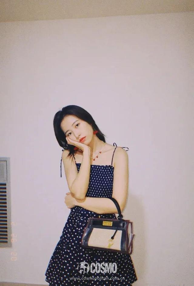 穿細(xì)吊帶的女孩，迷人都不著痕跡