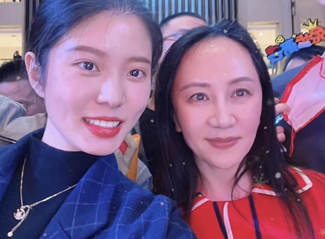 孟晚舟與美女網(wǎng)紅合影，臉型大變瘦成錐子臉，五官精致氣質(zhì)優(yōu)雅