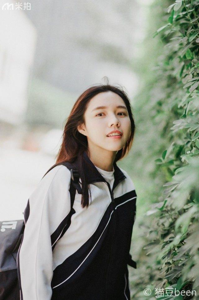 離開校園之前，她穿校服拍了一組難忘的青春寫真