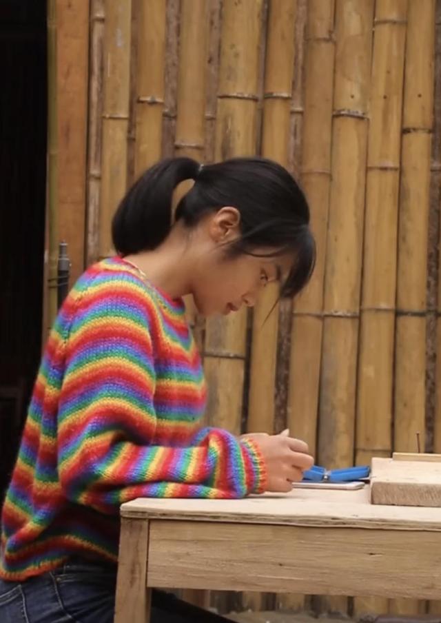 26歲云南農(nóng)村美女，父母離婚后她當過保姆，靠維修機電漲粉800萬