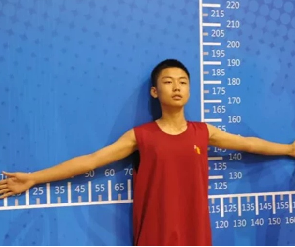 初中生“身高表”出爐，男女生身高標(biāo)準(zhǔn)不同，看看你家學(xué)生達(dá)標(biāo)沒(méi)