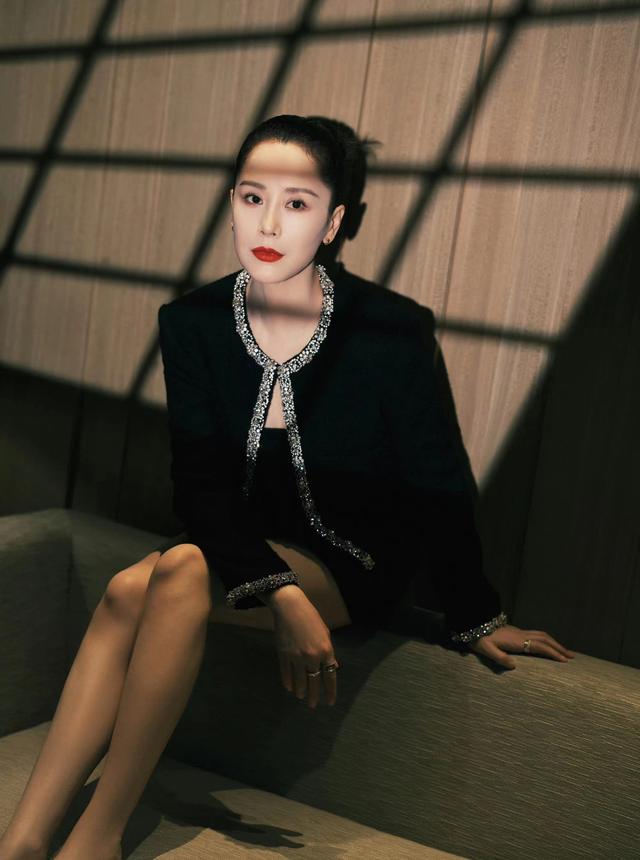 這一天，海清秀美腿，娜扎酥胸半露，卻被另一位新疆美女搶了風(fēng)頭