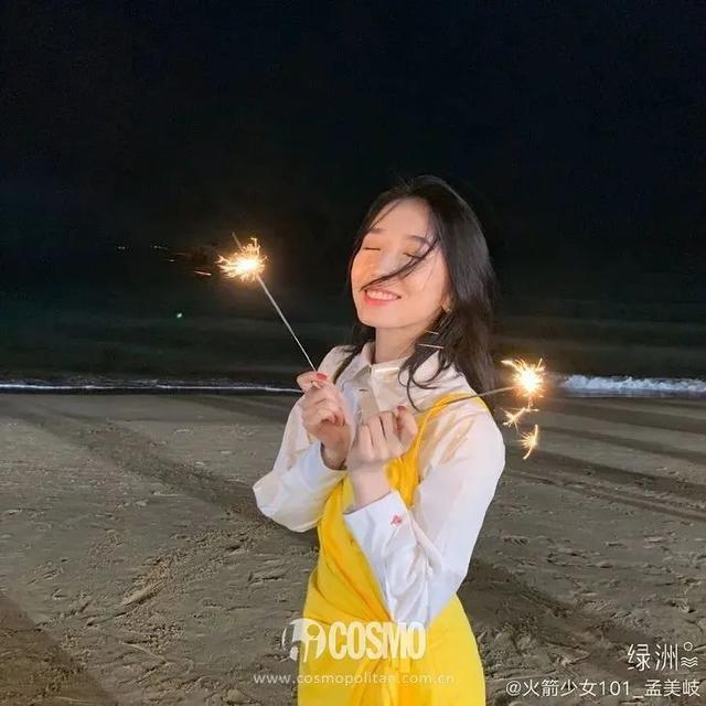 穿細(xì)吊帶的女孩，迷人都不著痕跡