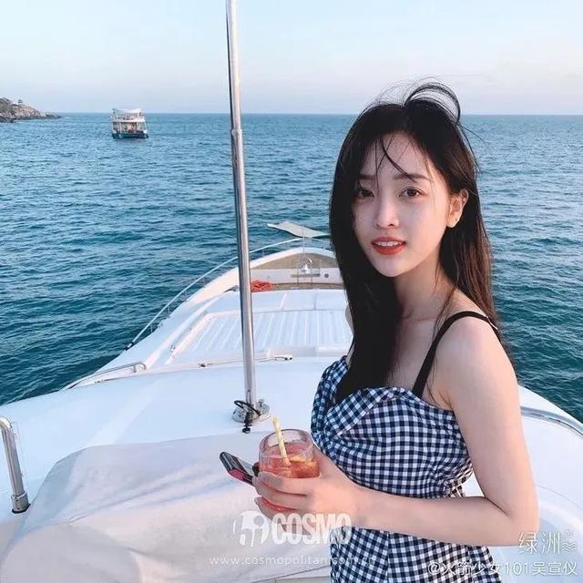 穿細(xì)吊帶的女孩，迷人都不著痕跡