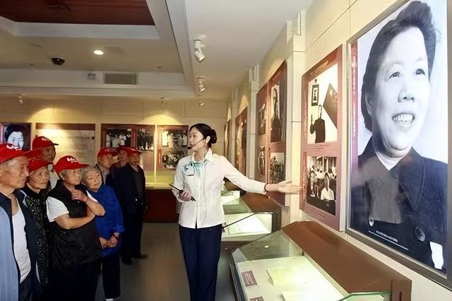 西方記者刁難：你見過世界最漂亮的女人嗎？周總理硬氣回應：見過