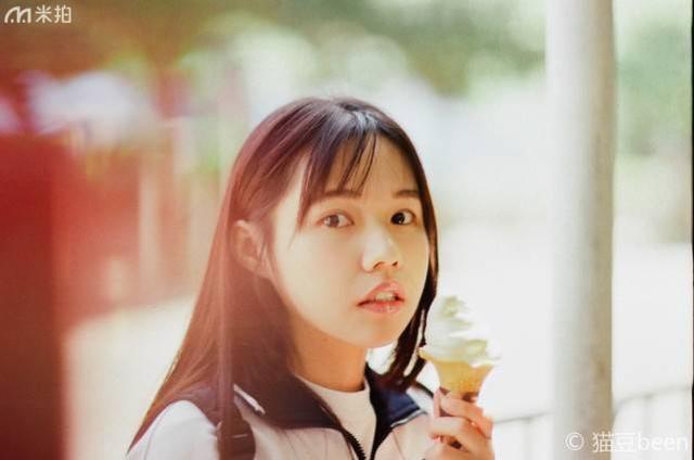 離開校園之前，她穿校服拍了一組難忘的青春寫真