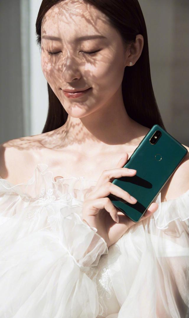 小米MIX 2S翡翠色圖賞，附美女穿搭指南