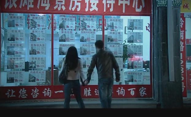 從抗拒反抗到主動脫衣，她一步步滑向情感的泥潭
