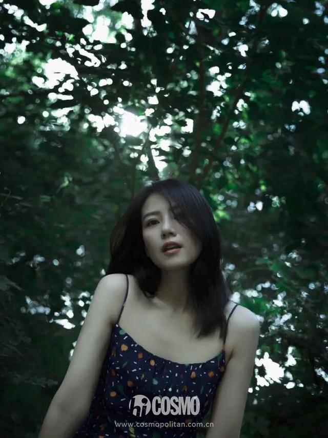 穿細(xì)吊帶的女孩，迷人都不著痕跡