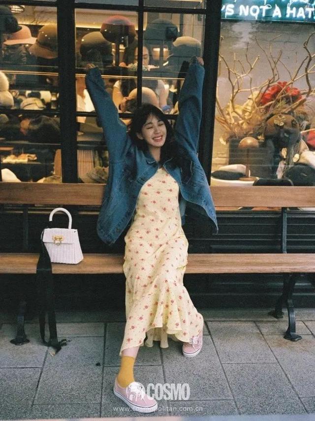 穿細(xì)吊帶的女孩，迷人都不著痕跡