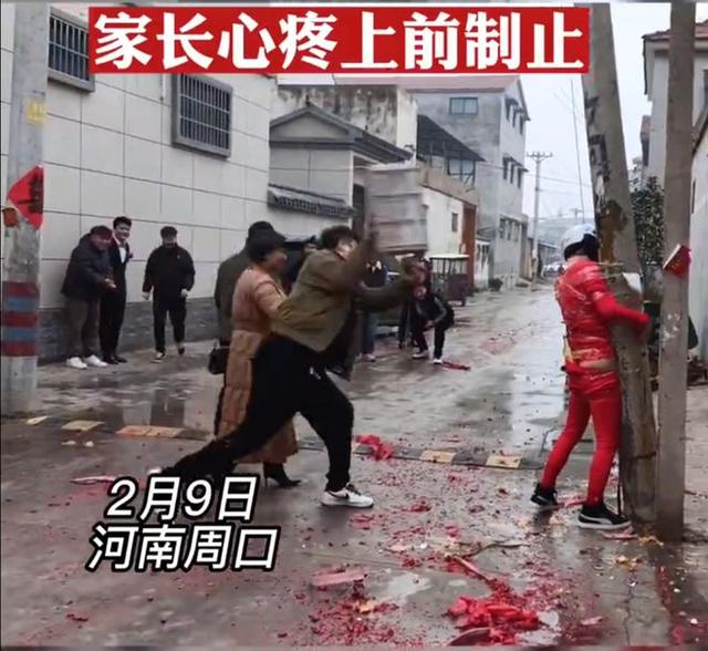 江蘇大瓜！豐縣某新娘被多位伴郎強(qiáng)吻打屁股，親友解釋：風(fēng)俗而已