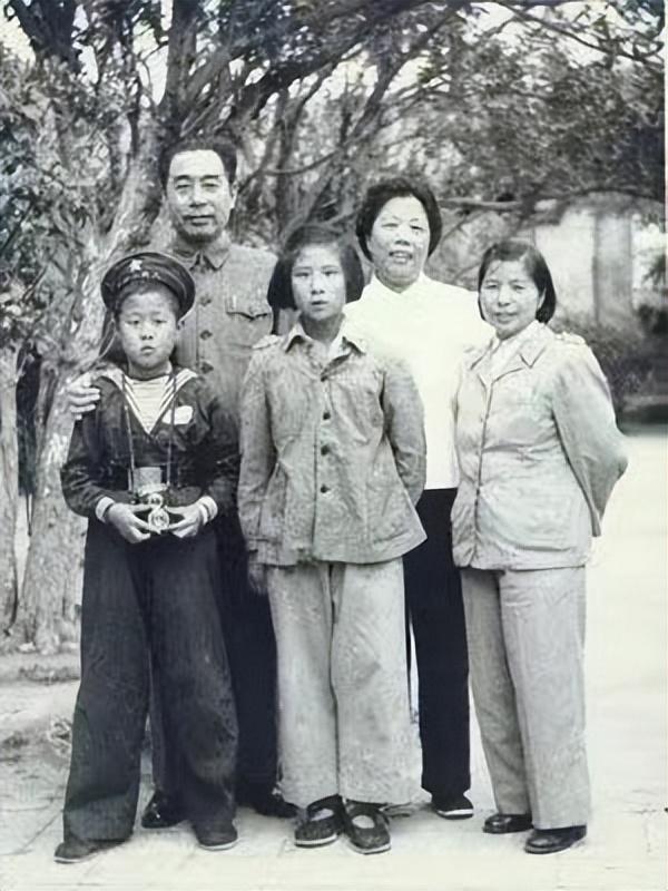 西方記者刁難：你見過世界最漂亮的女人嗎？周總理硬氣回應：見過