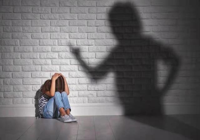 2019年，一位重男輕女的山東父親家暴10多年，中考前殺害15歲女兒