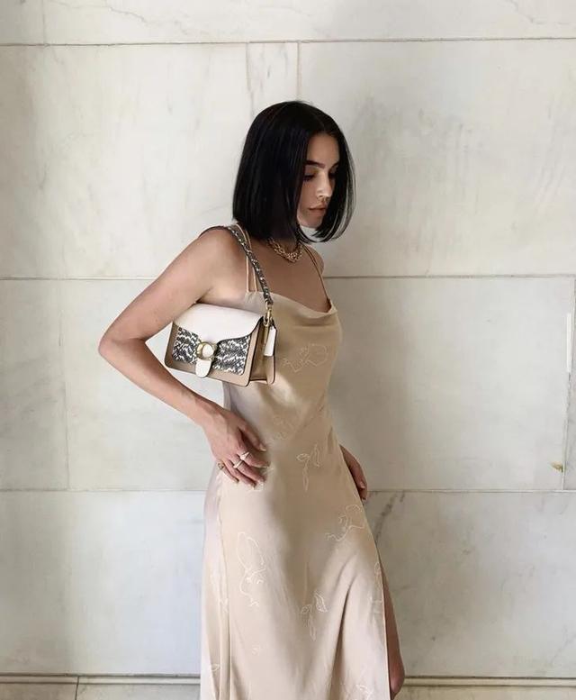 穿細(xì)吊帶的女孩，迷人都不著痕跡