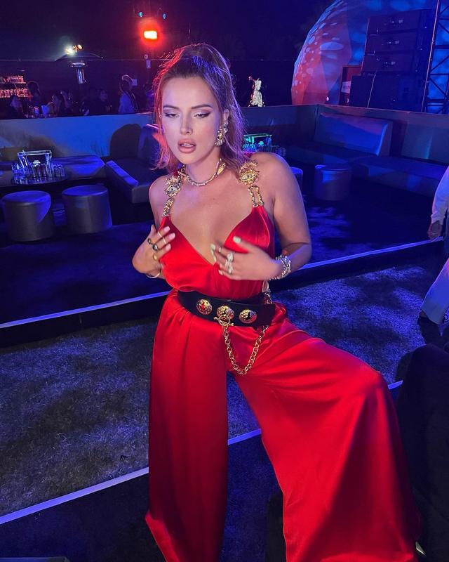 她性感迷人，曲線凹凸，身姿豐腴，她是微胖界的女神：貝拉·索恩