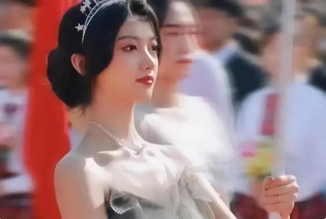 高校運動會上，女生黑絲短裙熱舞惹爭議，大一新生直言不好意思看