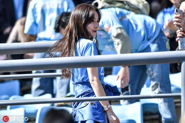 足球城美女多！大連一方看臺美女扎堆 球迷熱情高漲