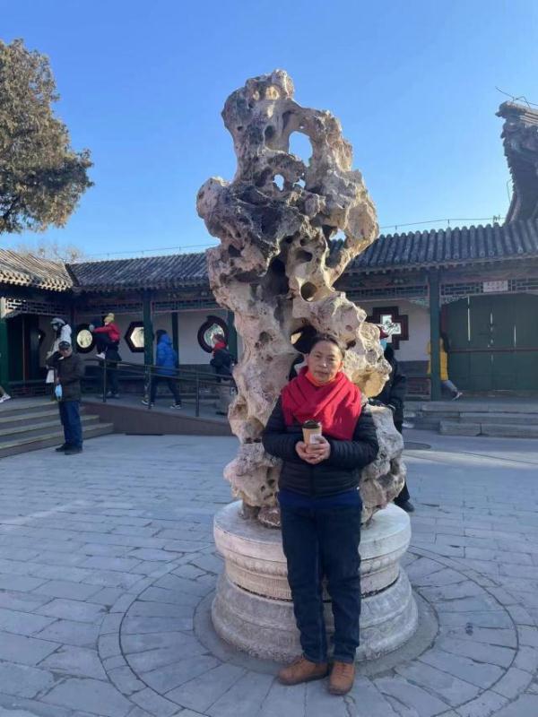 對(duì)話北京寫字樓“清潔工畫家”：拿拖把是為生計(jì)，拿畫筆才是自己