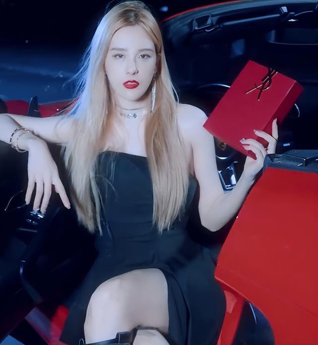 Rita烈焰紅唇拍攝大牌廣告，豪車美女養(yǎng)眼，網(wǎng)友：是張導(dǎo)沒福氣了