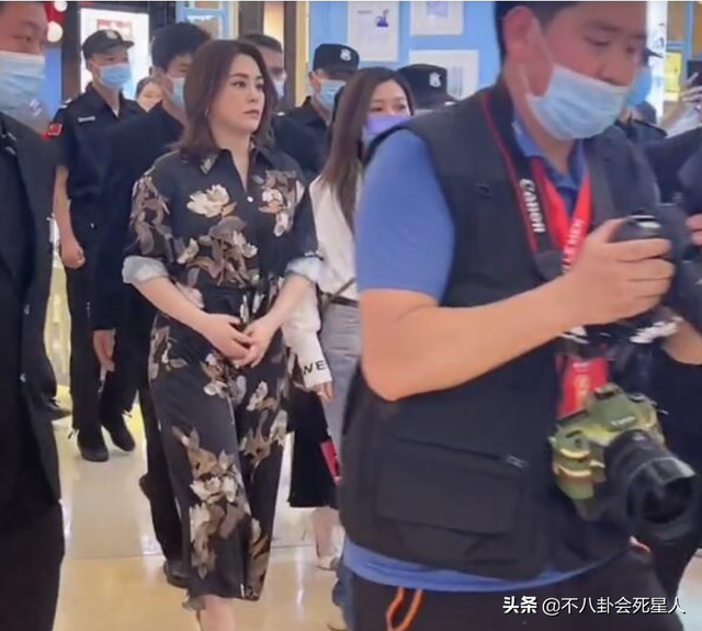 看臉絕美，身材卻干癟，排骨胸，五五分，這10位女星太可惜了